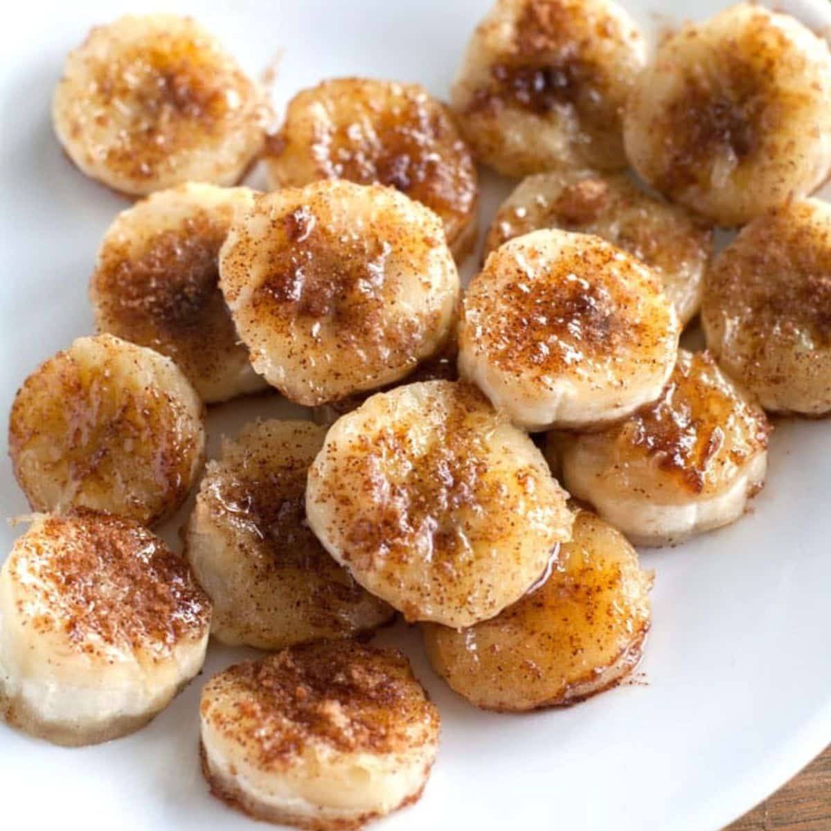 Plate with cinnamon fried bananas. 