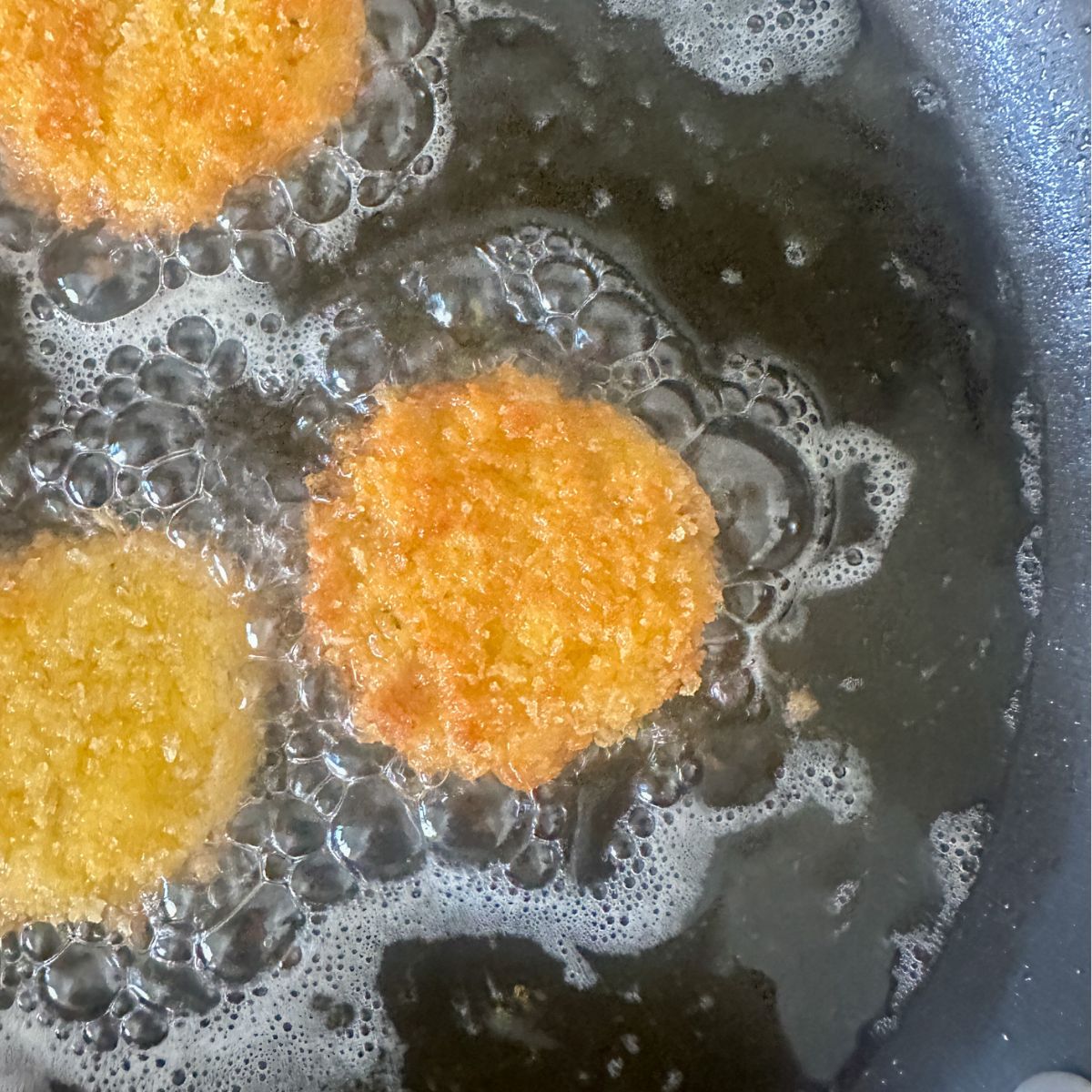 Cooked chicken croquettes in hot oil. 