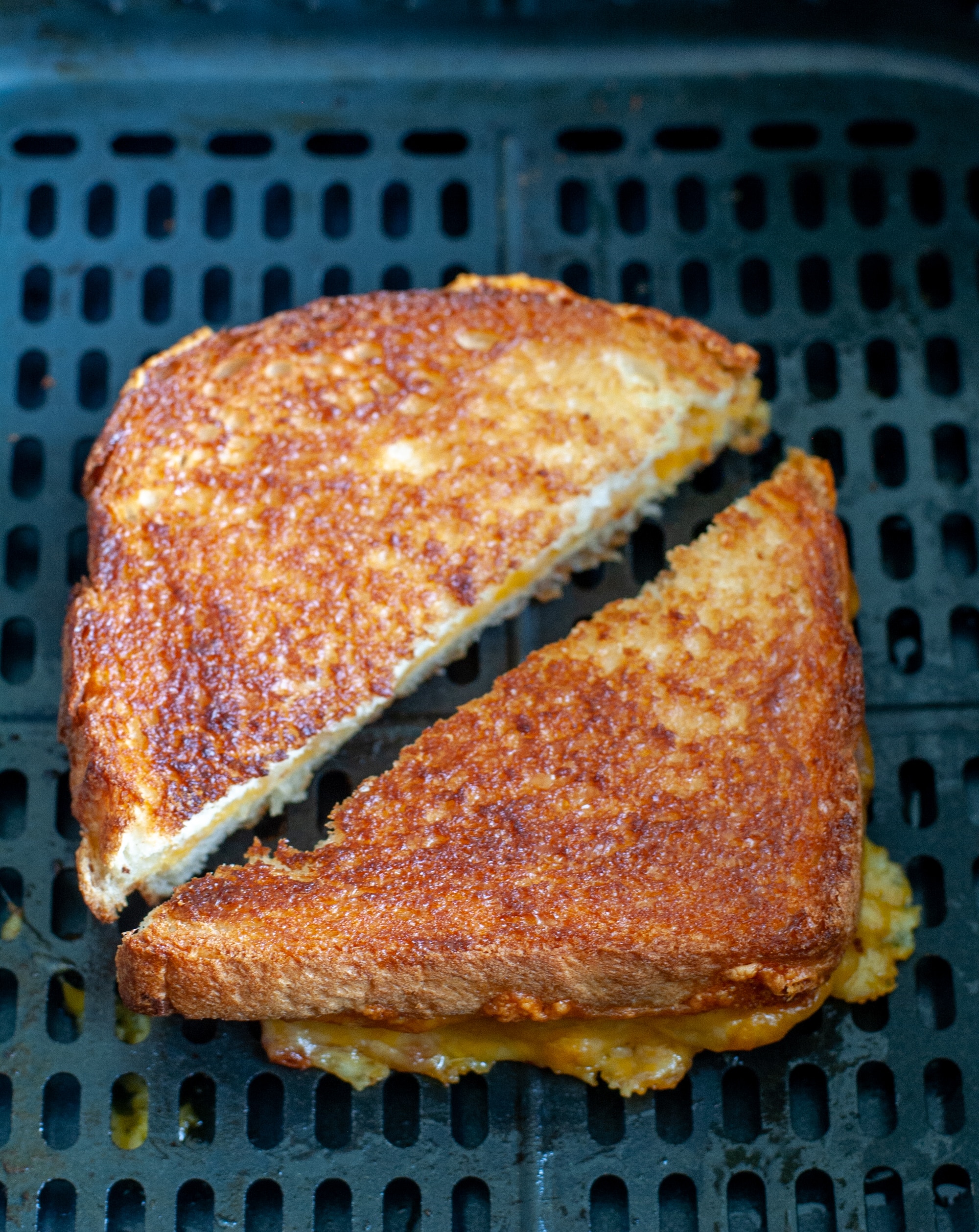 https://www.foodlovinfamily.com/wp-content/uploads/2021/01/grilled-cheese-cut.jpg