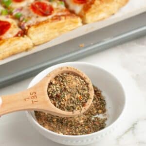 Tablespoon with pizza seasoning.